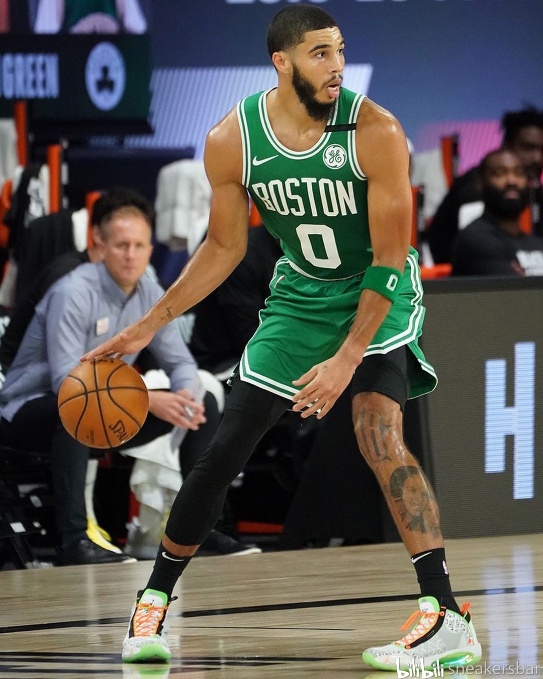 的映衬下 的映衬下